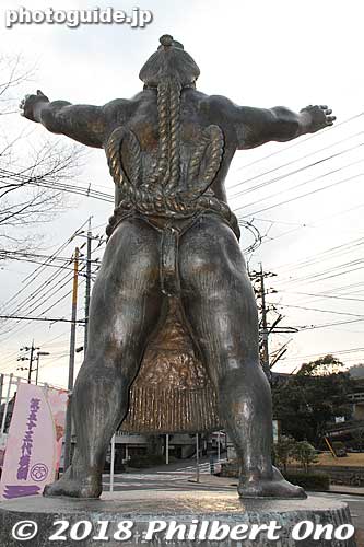 Back view of statue of Yokozuna Kotozakura, a grand champion sumo wrestler from Kurayoshi, Tottori.
Keywords: tottori kurayoshi shirakabe Utsubuki-Tamagawa japansculpture