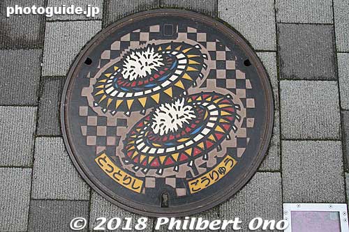 Tottori manhole with Shan Shan Matsuri umbrella design.
Keywords: tottori manhole