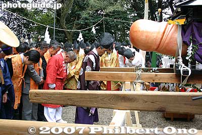 Gozensai ceremony before the start of the procession.
Keywords: aichi komaki kumano jinja shrine penis festival fertility honen matsuri prayer