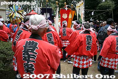 Men in happi coats which read "Honen Matsuri." Honen literally means "year of abundant harvest."
Keywords: aichi komaki kumano jinja shrine penis festival fertility honen matsuri shinto