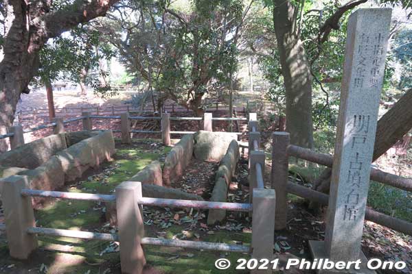 Two stone coffins on Akedo Kofun burial mound. Experts believe that they contained the remains of local nobility who ruled this area in the 6th to 7th century. Chiba Prefecture has many of these stone coffins. 明戸古墳石棺
Keywords: chiba ichikawa park hiking trail mizu midori kairo