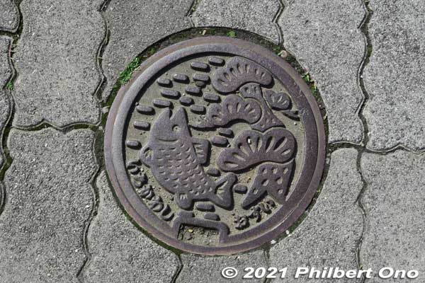 Manhole cover in Ichikawa, Chiba. Pine tree and river fish.
Keywords: chiba ichikawa manhole