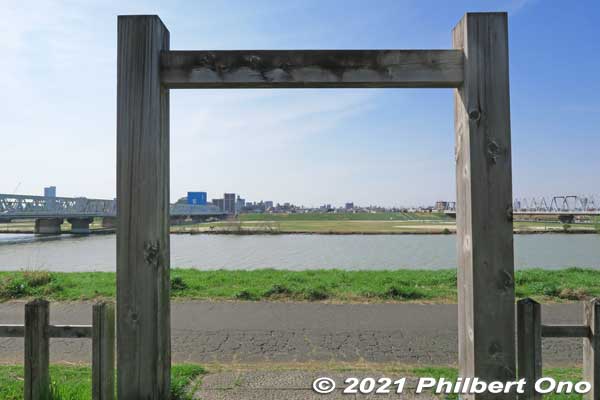 This was where people crossed the river by boat and it was a busy/important artery. The Ichikawa Sekisho Checkpoint was at the border between Shimosa (Chiba) and Musashino (Tokyo) Provinces. So the Sekisho was the border control. 市川関所跡
Keywords: chiba ichikawa edogawa river