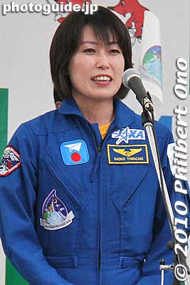 "I'm happy to be from Matsudo..." Also see [url=http://www.youtube.com/watch?v=Dw22B8n8DlI]my video at YouTube to hear her entire speech.[/url] 帰還の報告
Keywords: chiba matsudo Naoko Yamazaki astronaut japanceleb