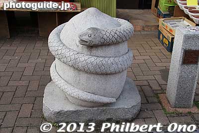 The path to Shinshoji has sculptures of the oriental zodiac. 2013 is the year of the snake.
Keywords: chiba narita-san shinshoji temple shingon buddhist setsubun mamemaki bean throwing
