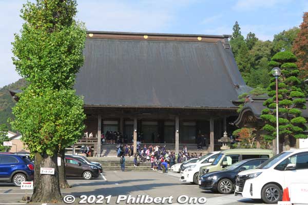 Anyoji Temple's main Hondo worship hall is the largest wooden building in Gifu Prefecture. Small admission charged to enter the worship hall. 安養寺
Keywords: gifu Gujo Hachiman Castle autumn foliage leaves maples