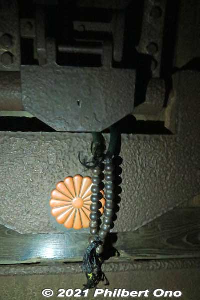 Prayer beads inside the dark, basement passage.
Keywords: gifu ibigawa tanigumi-san kegonji temple tendai Buddhist
