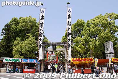 Entrance to Ogaki Hachiman Shrine. Highlights include karakuri mechanical doll performances atop the floats and the floats lit up at night with paper lanterns. Held by Hachiman Jinja Shrine.
On Dec. 1, 2016 (JST), Ogaki Matsuri Festival was inscribed as a UNESCO Intangible Cultural Heritage of Humanity as one of 33 "Yama, Hoko, and Yatai float festivals in Japan."
Keywords: gifu ogaki matsuri festival floats yama