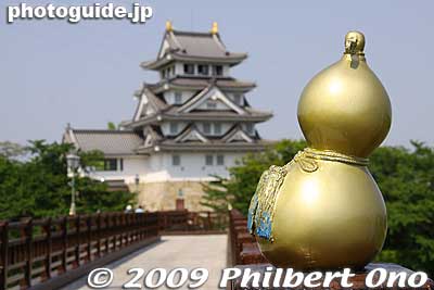 Sunomata Castle and gourd sculpture. The gourd (hyotan) was Toyotomi Hideyoshi's trademark as well as a symbol of this area.
Keywords: gifu ogaki sunomata ichiya japancastle history museum 