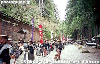 Shrine officials in the procession.
Keywords: gifu takayama matsuri festival hieda jinja shrine sanno matsuri procession