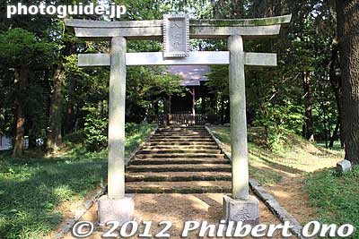 Tatebayashi Castle's Honmaru is marked by this Hachiman Shrine on a mound. Gunma.
Keywords: gunma tatebayashi jonuma japancastle hachiman shrine honmaru