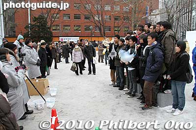 People taking advantage of the picture-taking service in front of the Northland animals.
Keywords: hokkaido sapporo snow festival ice sculptures 