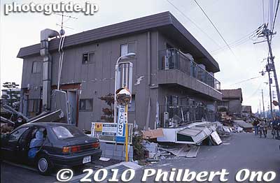 Collapsed 1st floor of an apt. building. I don't recommend living on the 1st floor of any building in Japan.
Keywords: hyogo kobe ashiya hanshin earthquake 