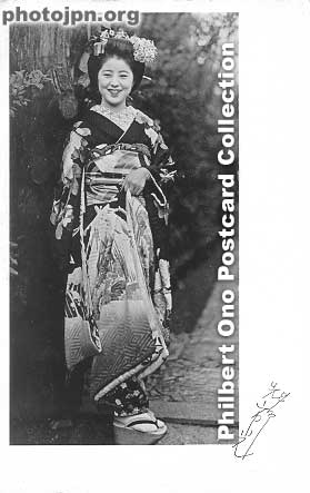 Smiling Maiko Standing. Great smile. This is the same woman in the card where two maiko are holding the Japanese flag.
Keywords: japanese vintage postcards nihon bijin women beauty geisha maiko woman kimono