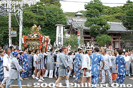 Passing by Ryukoji Temple
Keywords: kanagawa, kamakura, tenno-sai matsuri, festival, mikoshi Passing by Ryukoji Temple
Keywords: kanagawa, kamakura, tenno-sai matsuri, festival, mikoshi