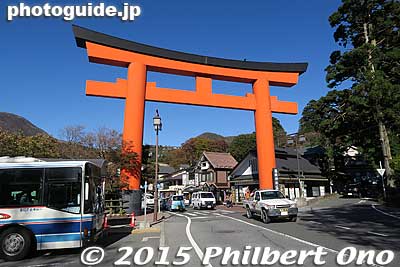 Hakone Shrine's large torii shows the way to the shrine. About 20-min. walk to the shrine from the port.
Keywords: kanagawa moto hakone shrine torii