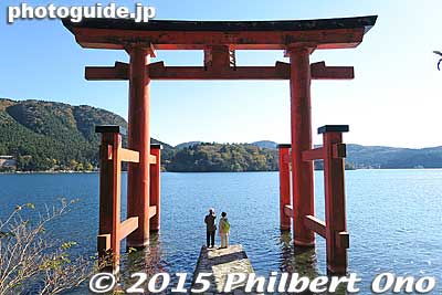 Hakone Shrine's torii you see from the pirate boat on Lake Ashi looks tiny, but it's actually a giant torii of Hakone Shrine.
Keywords: kanagawa moto hakone japanshrine torii