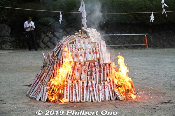 The fire is to invite the shrine's deity to this festival site.
Keywords: kanagawa isehara oyama takigi noh