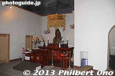 Inside the Ofuna Kannon statue. There's only one room and you cannot go up the statue.
Keywords: kanagawa kamakura ofuna kannon buddhist temple statue