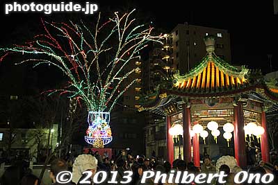 Tree illumination and small pavilion at Yamashita-cho Park.
Keywords: kanagawa yokohama chinatown chinese new year