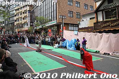 After making a grand entrance, they finally reached their performance area.
Keywords: kanagawa yokohama noge daidogei street performers performances butoh dancers 