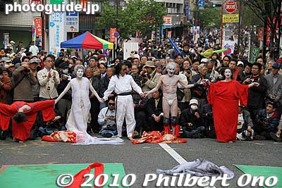 Keywords: kanagawa yokohama noge daidogei street performers performances butoh dancers 