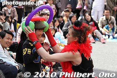 Diane Orrett gives a balloon headphone.
Keywords: kanagawa yokohama noge daidogei street performers performances