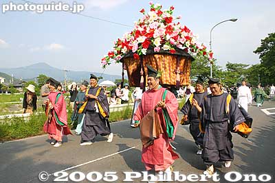 Flower umbrella called furyu-gasa. 風流傘
These flower umbrellas are mainly for decorative purposes, to add more color to the procession.
Keywords: kyoto aoi matsuri hollyhock festival heian