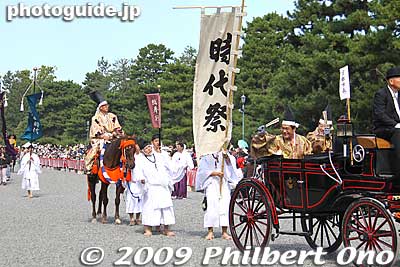 Mayor of Kyoto and Jidai Matsuri banner. Very many historical figures and costumes appear in this festival. If you're a student of Japanese history, you will want to see this. 京都市長、時代祭旗
It's most crowded at the Kyoto Imperial Palace. Go early if you want good views. Be prepared to sit on the ground. Festival will be postponed in case of rain.
Keywords: kyoto jidai matsuri festival