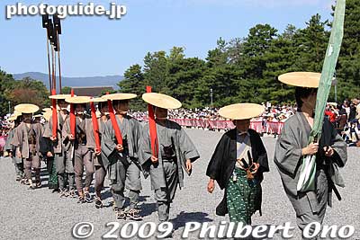 Gun carriers followed by pole spear bearers.
Keywords: kyoto jidai matsuri festival of ages