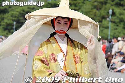Madame Fujiwara Tameie is depicted in her travel clothes. Very photogenic. 藤原為家の室
Keywords: kyoto jidai matsuri festival of ages