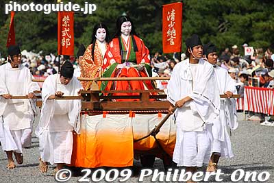 Pulled on a cart are Sei-Shonagon and Lady Murasaki Shikibu. 清少納言、紫式部
Keywords: kyoto jidai matsuri festival of ages
