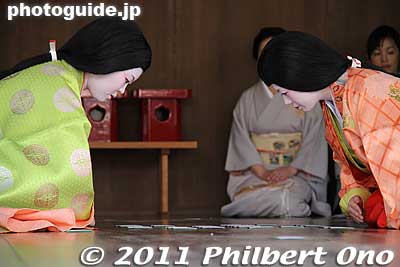 Keywords: kyoto yasaka jinja shrine karuta card game matsuri festival new year's 