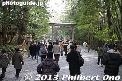 We could easily proceed from Uji Bridge to this Daini (Second) torii. So far so good.
Keywords: mie ise jingu shrine shinto hatsumode new year&#039;s day shogatsu worshippers