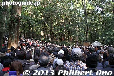 Getting closer to the bottom of the steps leading up to the Naiku shrine.
Keywords: mie ise jingu shrine shinto hatsumode new year&#039;s day shogatsu worshippers