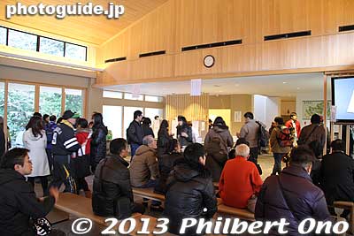 Inside Sanshuden rest house, a nice warm place to rest.
Keywords: mie ise jingu shrine shinto hatsumode new year&#039;s day shogatsu worshippers