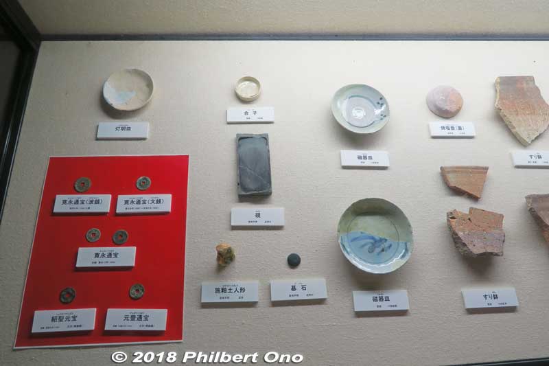 Old coins and dishes/pottery.
Keywords: mie kameyama seki-juku shukuba tokaido stage town Old coins and dishes/pottery.
Keywords: mie kameyama seki-juku shukuba tokaido stage town