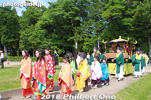 In front of the Saio princess palanquin are girls are called Warawame (童女). They are daughters of the Imperial family or nobility and are learning the customs of the Saiku while living in the Saiku Palace. 
Keywords: mie meiwa saiku saio matsuri festival