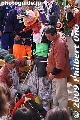 Rider with hat bearing an iris flower prepares to mount.
Keywords: mie toin-cho oyashiro matsuri festival ageuma horse inabe shrine 