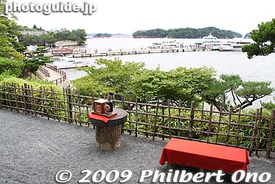 View of Matsushima from Kanrantei. The boat pier is straight ahead.
Keywords: miyagi matsushima-machi nihon sankei scenic trio pine trees islands tea house 