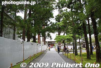 From Sept. 2009, Zuiganji's Hondo main hall will be closed for major renovation. The construction offices are on the left.
Keywords: miyagi matsushima-machi nihon sankei scenic trio buddhist temple zen 