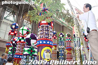 One bamboo pole has several decorations and each one hangs on a rope.
Keywords: miyagi sendai tanabata matsuri festival tohoku star bamboo decorations 