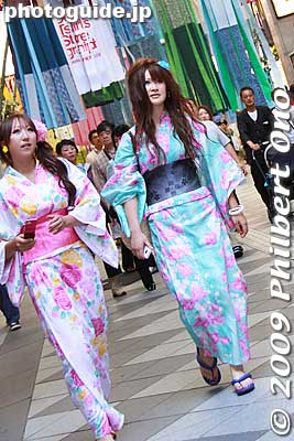 The yukata has become quite modern. You no longer have to put your hair up when wearing one.
Keywords: miyagi sendai tanabata matsuri festival tohoku star bamboo decorations yukata girls woman kimono