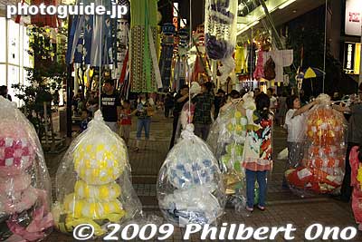 At around 9 pm, the tanabata decorations are put in plastic bags or hung high so drunkards cannot reach and damage them.
Keywords: miyagi sendai tanabata matsuri star festival decorations 