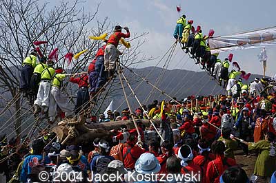 This is one log about to go down the slope. A total of 8 logs will go down this slope.
Keywords: nagano chino onbashira matsuri festival kiotoshi log yamadashi