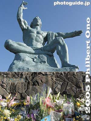 The folded right leg symbolizes quiet meditation.
Keywords: Nagasaki atomic bomb peace park statue
