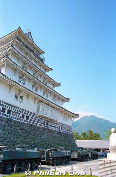 After the Mt. Fugen-dake's eruption in 1991, Shimabara Castle grounds served as the command headquarters for a small contingent of Self-Defense Forces monitoring the mountain 24 hours a day.
Keywords: nagasaki shimabara castle