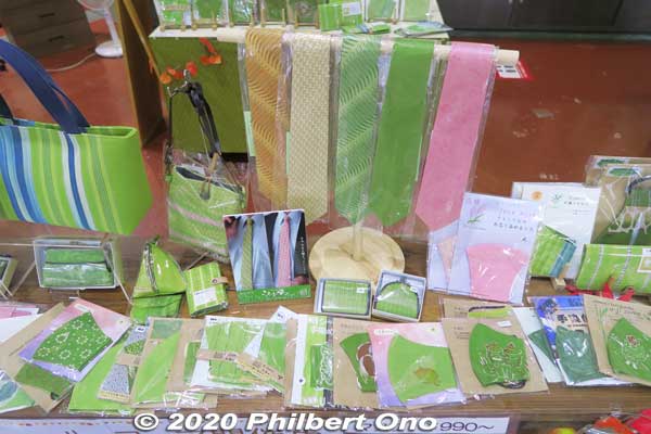 Masks, handkerchiefs, neckties dyed green with sugar cane leaves. Very nice green color.
Keywords: okinawa nanjo world