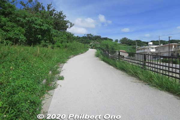 Sloping path up to Urasoe Castle site. This south side of the hill is a gradual slope, unlike the sudden and steep cliff on the north face.
Keywords: okinawa urasoe