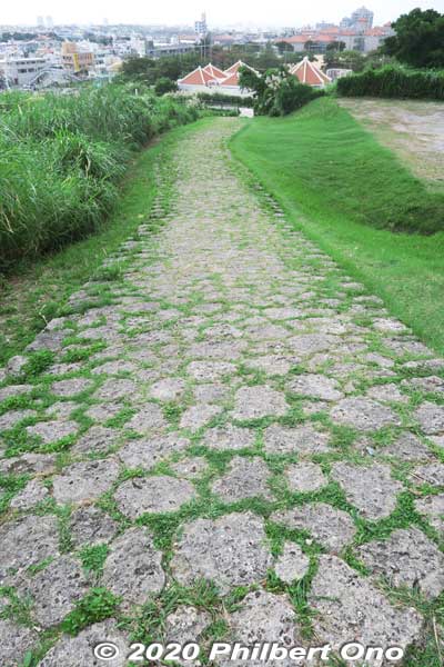Cobblestone path restored from the 16th century when it was made as a path to Shuri Castle.
Keywords: okinawa urasoe castle